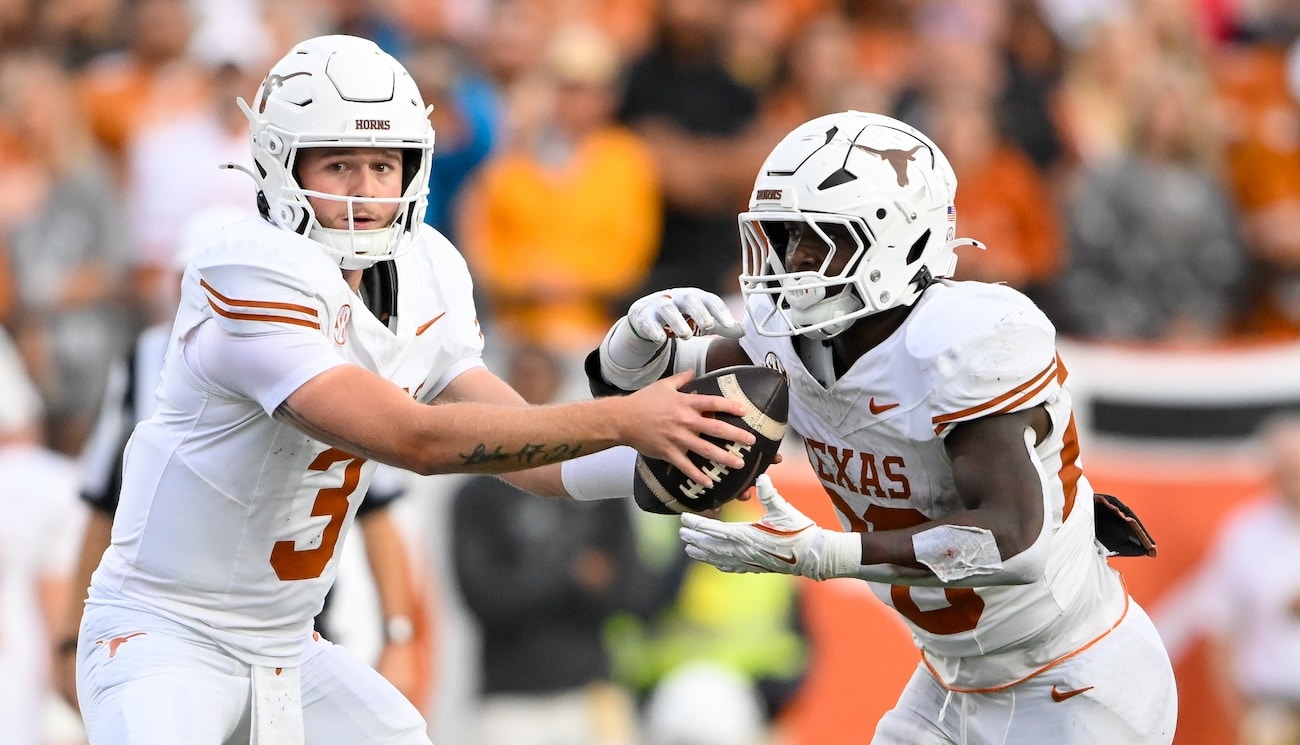 Quinn Ewers hands the ball to Quintrevion Wisner during Texas's win at Vanderbilt.